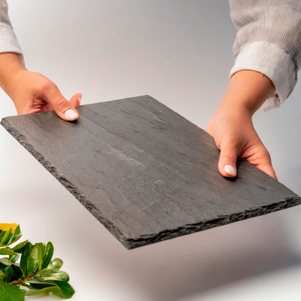 Material Firefly fotografia de producto sobre fondo blanco manos femeninas sostienen una baldosa fina de piz 3 1