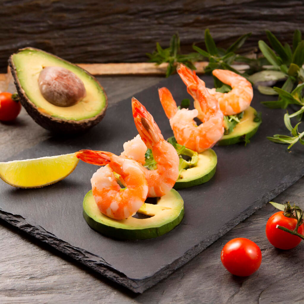 Firefly fotografia gastronomica gambas aguacates y tomates presentacion en plato de pizarra 94714