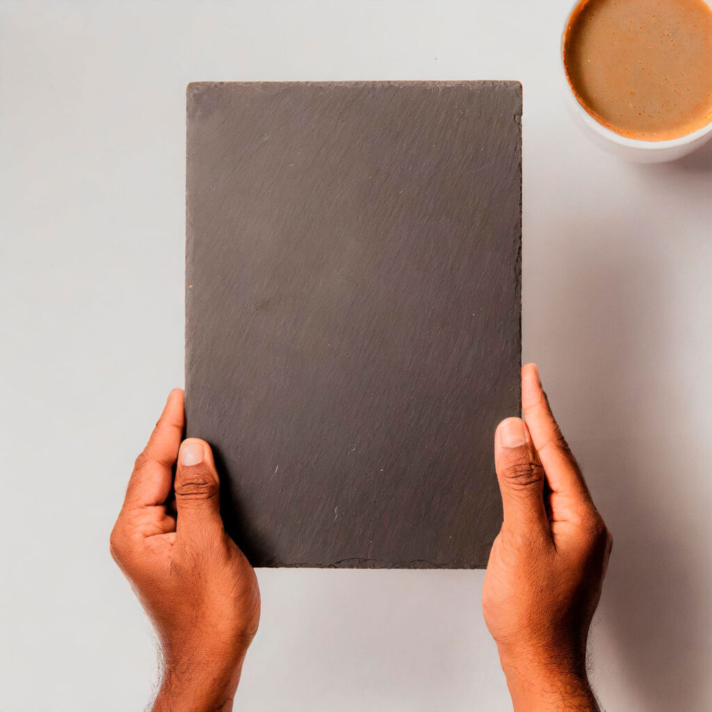 Material Firefly fotografia publicitaria minimalista mensaje de ligereza fondo blanco manos sujetan una pi