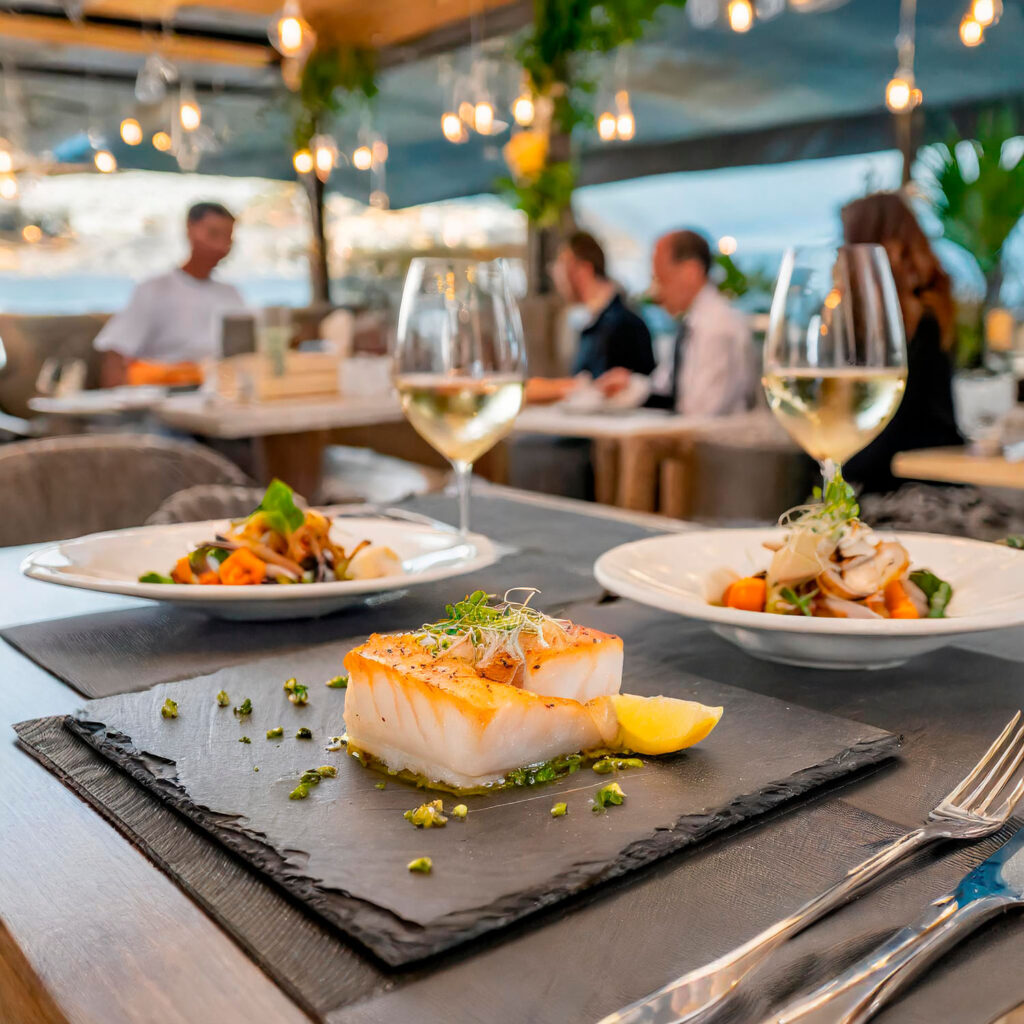 Platos Firefly interior de un restaurante de lujo de especialidad de pescados en primer termino una mesa c 3